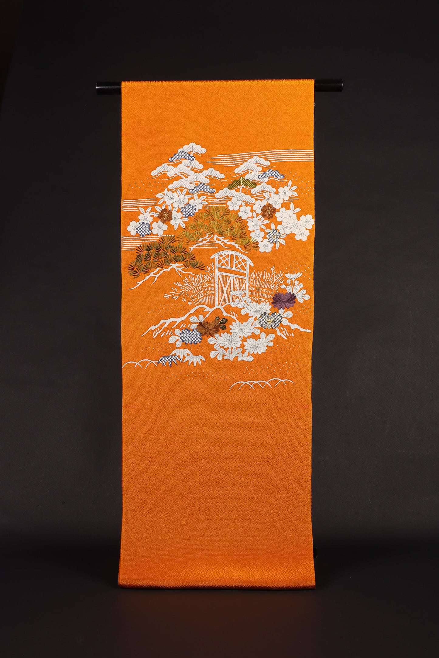 縮緬　御所解帯　朱地　枝折戸　No.82437　