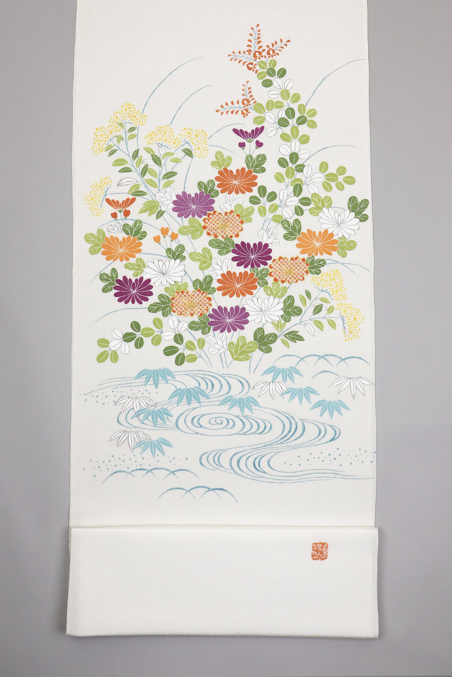 白色の縮緬御所解帯のお太鼓と落款の全体写真