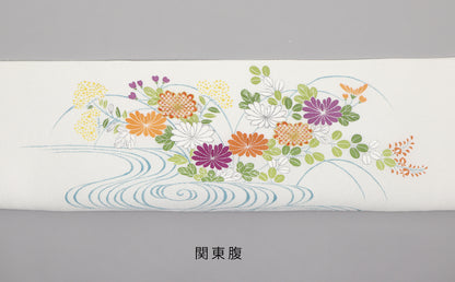 白色の縮緬御所解帯の関東腹の写真