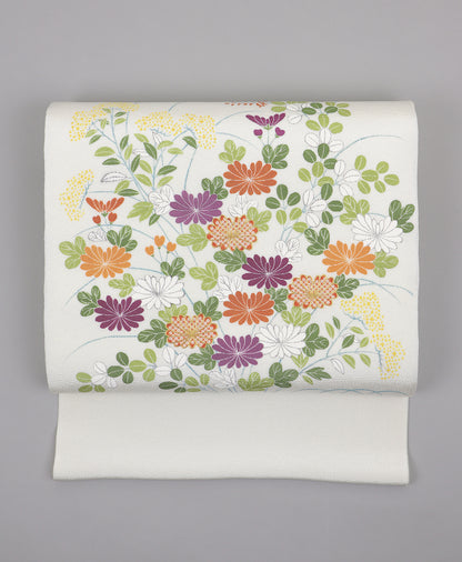 白色の縮緬御所解帯のお太鼓の写真