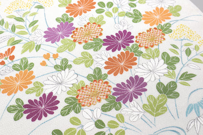 白色の縮緬御所解帯のお太鼓の柄の接写