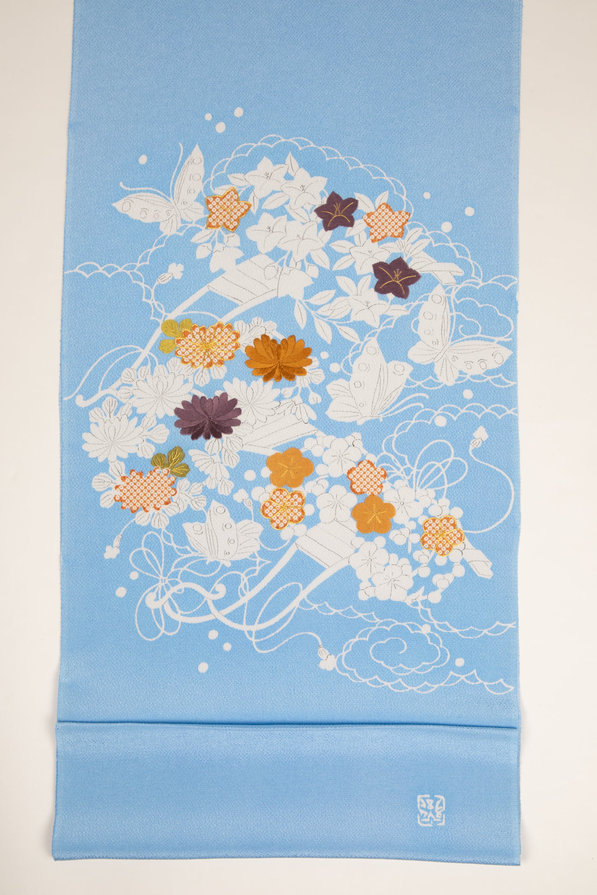 ぎをん齋藤の水色縮緬御所解帯のお太鼓と落款の全体写真