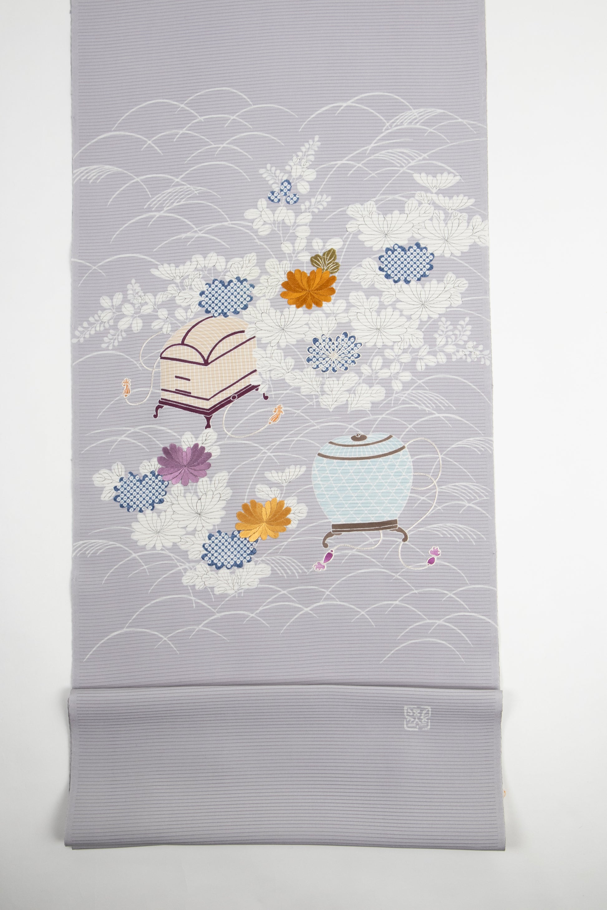 ぎをん齋藤の鼡色の駒絽夏御所解帯のお太鼓と落款の全体写真