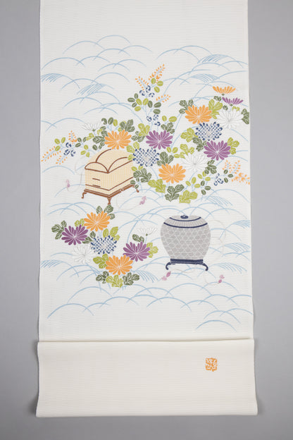 ぎをん齋藤の白色の駒絽夏御所解帯のお太鼓と落款の全体写真